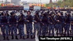 Полиция в боевой готовности во время "Марша миллионов" в Москве, 6 мая 2012 года
