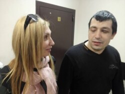 R.Rahimov va advokat R.Magomedova sudda, 2017 yil.