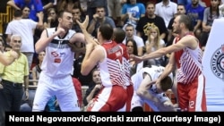 Tuča u finalu plej-ofa Srbije između Crvene zvezde i Partizana
Courtesy: Nenad Negovanovic/Sportski zurnal