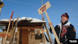 Бывший мэр Архангельска, ныне куратор музея эротики в Москве Александр Донской (Фото сделано на переправе через Северную Двину в 2007 году)
