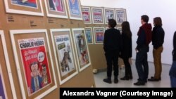 Посетители выставки обложек журнала Charlie Hebdo