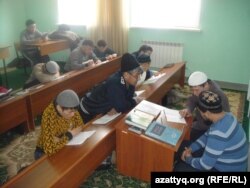 Слушатели лекции в актюбинской мечети "Нургасыр". 12 февраля 2014 года.