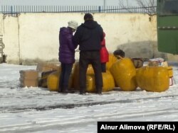 После прохождения таможенного досмотра к торговцам подходят мужчины в гражданской одежде с некими «списками». Алматинская область, 25 февраля 2013 года.