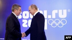 Президент МОК Томас Бах (слева) и президент России Владимир Путин. Сочи, 4 февраля 2014 года.