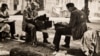 Уильям Ширер (справа) пишет репортаж о подписании перемирия в Компьенском лесу. 22 июня 1940 года 
