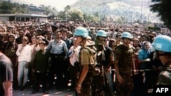 Holandski vojnici sa Srebreničanima i prognanicima iz susjednih opština koji su potražili utočište u „zaštićenoj zoni“, Potočari, 12. jul 1995. 