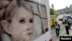 Тимошенконун жактоочулары Киевдеги нааразылык акциясында көтөргөн плакат. 30-апрель, 2013-жыл. 