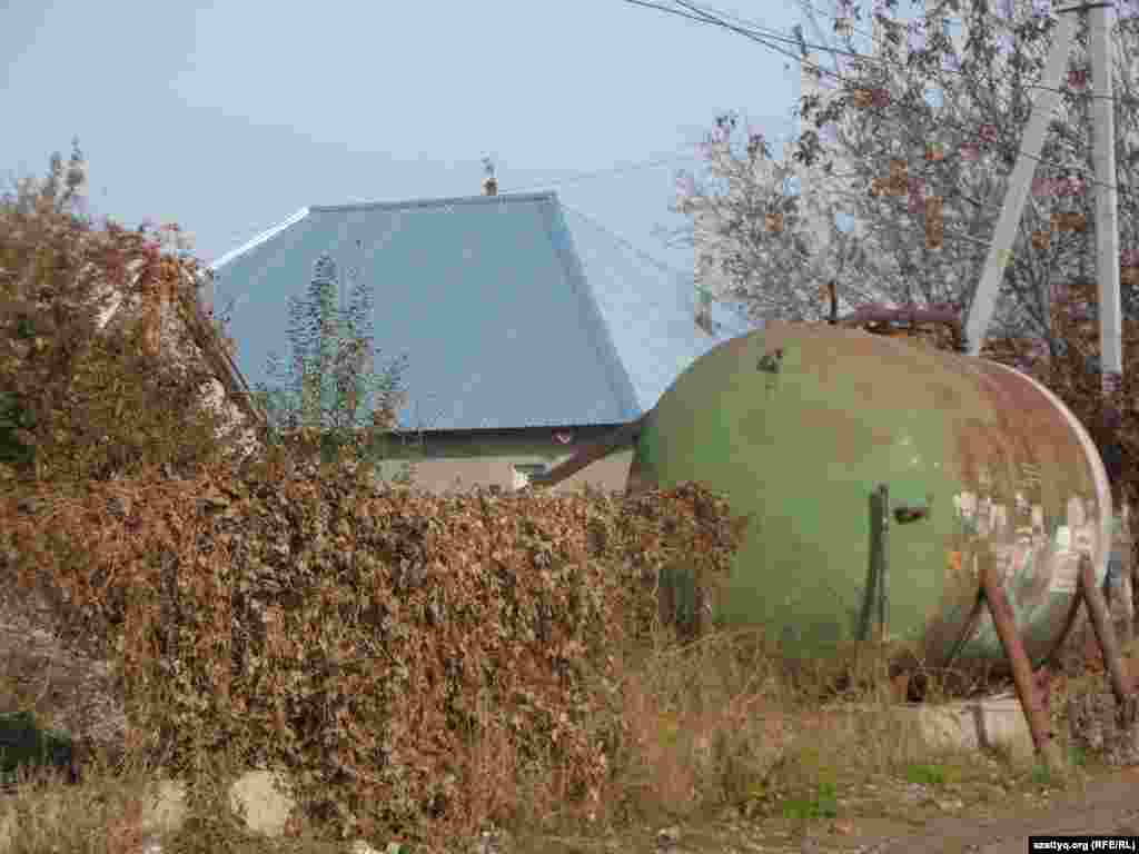 Кейбір тұрғындар ауызсуды сақтау үшін үлкен бөшке сатып алған.