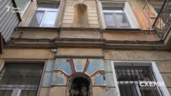 Фасад і ліпнина, колись охайні балкони – відтепер проблемні місця історичної споруди