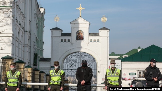 Патрулювання біля Києво-Печерської лаври, яку на правах оренди використовує УПЦ (МП), й котру закрили на карантин через спалах на її території коронавірусу. Київ, 13 квітня 2020 року