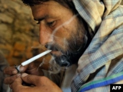Metamfetamint szív egy afgán drogfüggő 2009 augusztusában Herát tartományban
