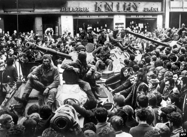 Пражани зупиняють радянські танки під час івторнення сил Варшавського договору. 25 серпня 1968 року
