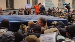 Саакашвили ослободен од полициското комбе во Киев