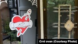 U napadu su učestvovale četiri maskirane osobe koje su iščupale betonsko-metalnu konstrukciju za bicikle i polomili reklamne table lokala.