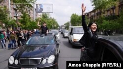 Armenia -- Near Yerevan's main train station, groups of protesters merge into larger group heading for the city center, 22 April 2018