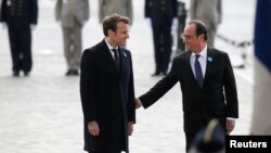 Франциянын кызматтан кетип жаткан президенти Франсуа Олланд (оңдо) жана жаңы шайланган президент Эммануэл Макрон, Париж, 8-май.