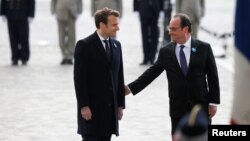 Francois Hollande (dreapta) și Emmanuel Macron