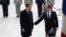 Francois Hollande (dreapta) și Emmanuel Macron