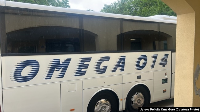 Autobusi që, sipas Policisë së Malit të Zi, ishte paraparë ta transportonte grupin e dëbuar brenda Malit të Zi.