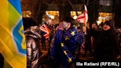 Учасники протесту в Тбілісі під час 402-го дня безперервних акцій проти влади, 3 січня 2026 року