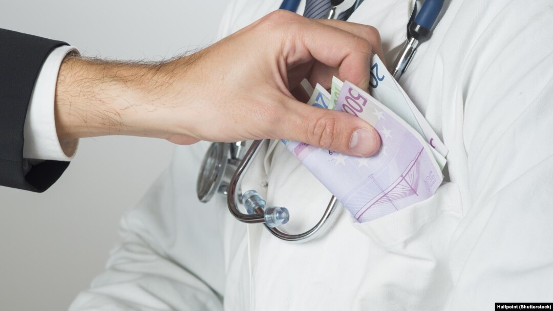 Anca Dumitrovici Ababneh, șefa Secției de Oncologie a Spitalului Județean Suceava, este cercetată penal pentru luare de mită în formă continuată de la pacienți bolnavi de cancer și aparținătorii acestora. Imagine generică.