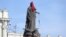 Statuia Ecaterinei a II-a sau cea Mare din Odesa, acoperită cu o cagulă roșie și cu un ștreang atârnându-i de mână, semn al nemulțumirii oamenilor cu privire la rolul fostului monarh rus în fondarea orașului ucrainean, 2 noiembrie 2022.