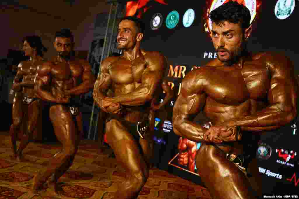 Testépítők mérik össze izmaikat egy bodybuilder versenyen a pakisztáni Karacsiban.