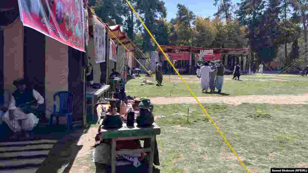 د غونډې یوه بله څنډه. 