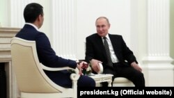 Президент России Владимир Путин (справа) во время встречи с кыргызским коллегой Садыром Жапаровым. Москва, 24 февраля 2021 года.