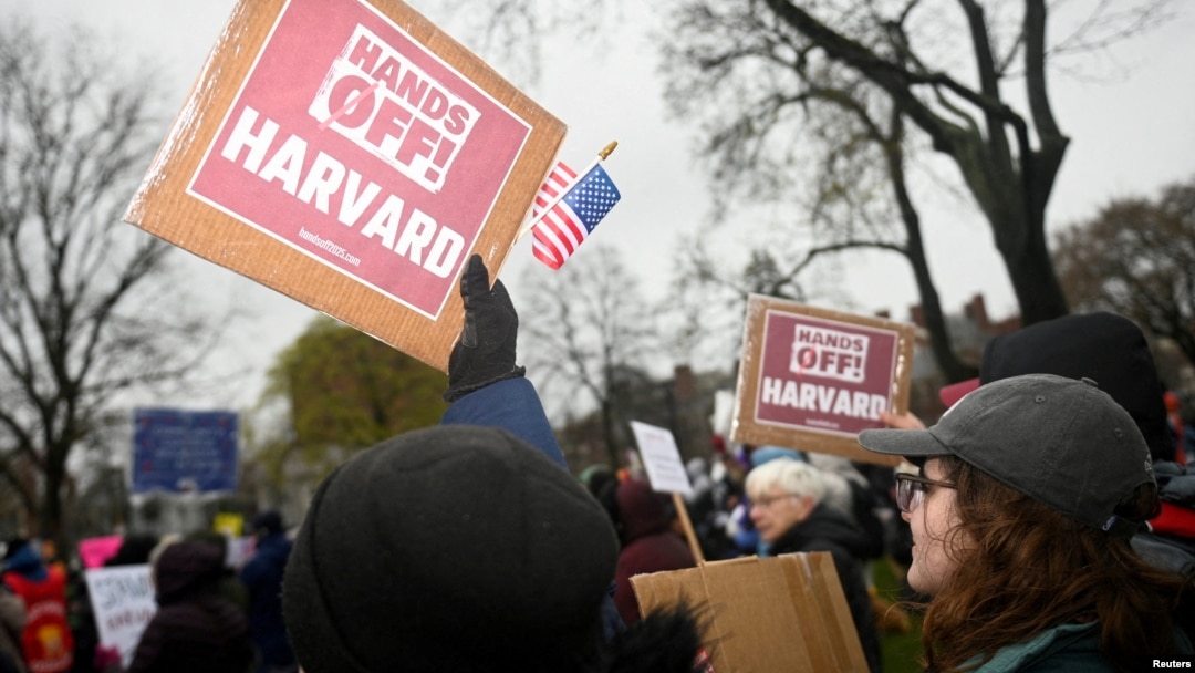 Un protest al studenților și profesorilior de la Universitatea Harvard, chemând conducerea universității să opună rezistență cererilor administrațaaiei Trump, 12 aprilie 2025