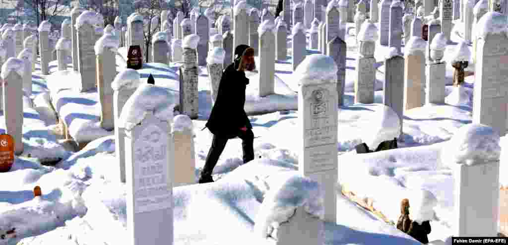 Një nga varrezat kryesore në Sarajevë është mbuluar nga bora. (epa-EFE/Fehim Demir)