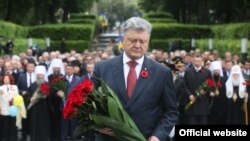 Президент вшанував пам’ять загиблих у Другій світовій війні, 9 травня 2017 року