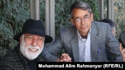 محمد جان گُورن (چپ) هنرمند مشهوروسابقه‌دار افغانستان با محمد عالم رحمانیار خبرنگار رادیو آزادی