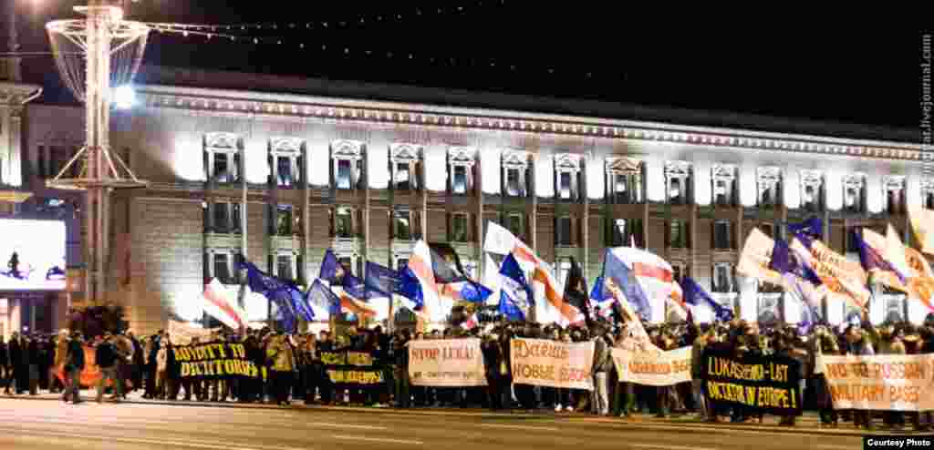 Акцыя на Кастрычніцкай плошчы 28 верасьня, фота http://lemantar.livejournal.com