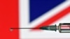 Egy fecskendő cseppjében az Egyesült Királyság zászlaja tükröződik. Az AstraZeneca és Boris Johnson brit miniszterelnök 2021. január 28-án védelmébe vette a gyógyszergyártó cég vakcináját, miután a németek közölték, hogy azt nem szabad 65 évesnél idősebbeknek adni.