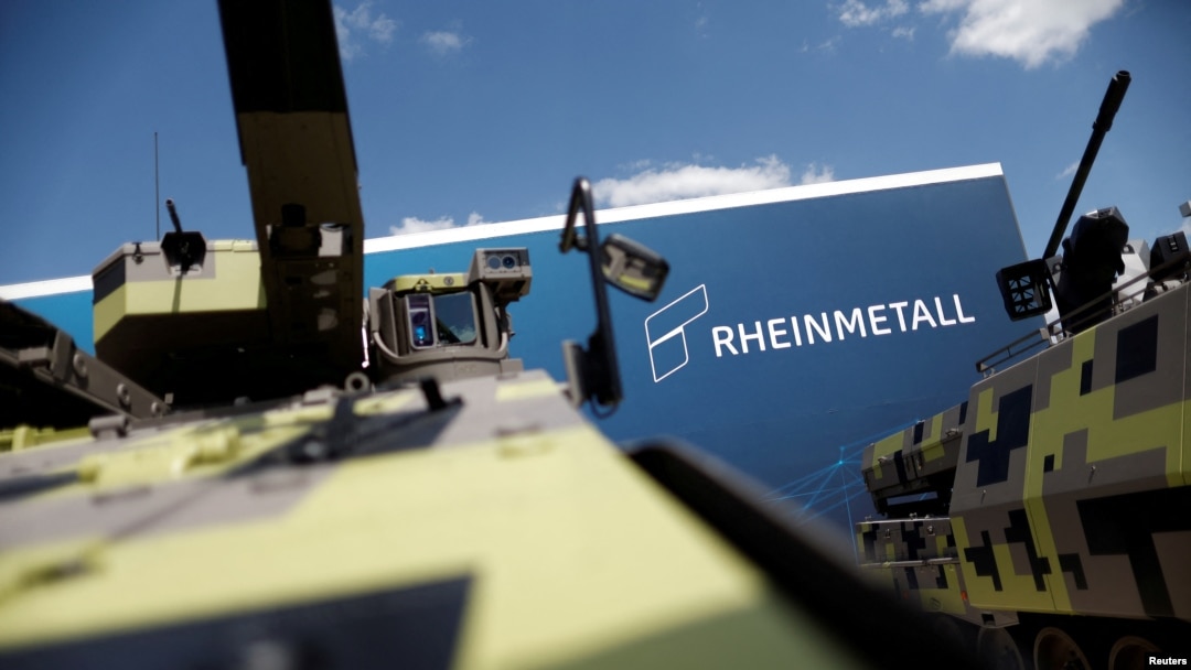 Emblema producătorului german de armament Rheinmetall la un târg de armament din Franța, în vara anului 2022. 