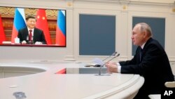 Președintele rus Vladimir Putin și omologul său chinez în cadrul unei videoconferințe care a avut loc vineri 30 decembrie 2022: