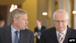 Președintele Cehiei Vaclav Klaus și secretarul general NATO Jaap de Hoop Scheffer