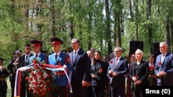 Na Grobnom polju Topole u Spomen-području Donja Gradina kod Kozarske Dubice vijence je položila delegacija Srbije prevdođena predsjednikom Aleksandrom Vučićem.