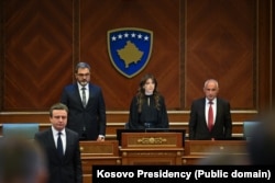 Kryeministri Albin Kurti dhe zyrtarë të tjerë kosovarë mbajnë një minutë heshtje në nderim të kongresistit të ndjerë amerikan, Eliot Engel, në një seancë përkujtimore kushtuar atij të premten, më 24 prill.