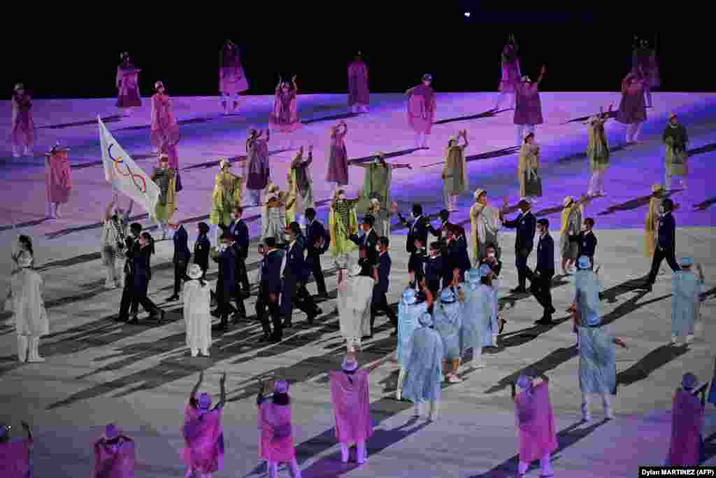 Олимпийская делегация беженцев идет по стадиону