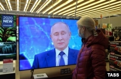 Демонстрация пресс-конференции президента России на телевизионном экране в одном из торговых центров Крыма, 17 декабря 2020 года. Архивное фото