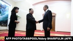 Ministri i Jashtëm rus, Sergei Lavrov dhe lideri verikorean, Kim Jong Un.