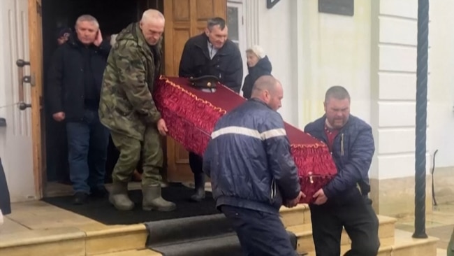 Ngành công nghiệp tang lễ của Nga đang bùng nổ khi cuộc xâm lược Ukraine chưa có hồi kết Ngành công nghiệp tang lễ của Nga đang bùng nổ khi cuộc xâm lược Ukraine chưa có hồi kết