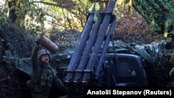 Військовий 15 БрОП Нацгвардії України «Кара-Даг» біля реактивної пускової установки «Град-П» («Партизан») на позиції поблизу прифронтового Добропілля на Донеччині, 25 вересня 2026 року (ілюстративне фото)