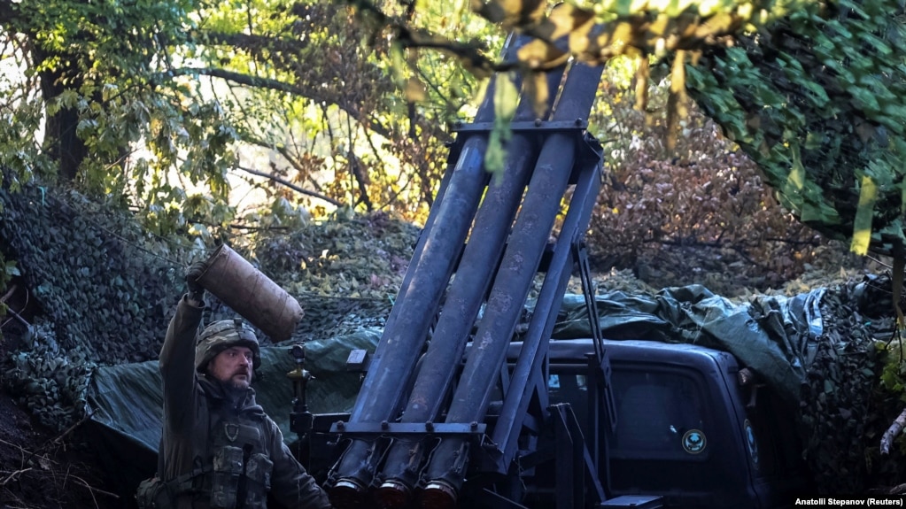 Українські військові ведуть вогонь по позиціях російських сил на Донеччині, кінець вересня 2026 року