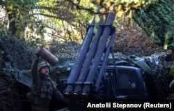 Військовий 15 БрОП Нацгвардії України «Кара-Даг» біля установки «Град-П» («Партизан») поблизу прифронтового Добропілля на Донеччині, 25 вересня 2026 року
