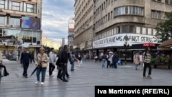 Grafit na engleskom sa porukom "Jedini genocid na Balkanu bio je nad Srbima" pre nego što su ga aktivisti prekrečili