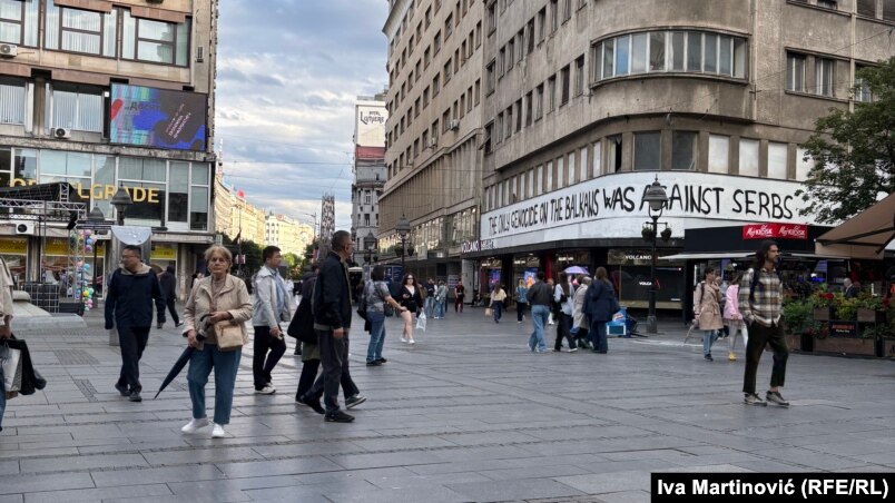 Grafiti në anglisht me mesazhin “I vetmi gjenocid në Ballkan ka qenë ndaj serbëve”, para se të mbulohej nga aktivistët.