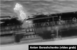 Момент влучання в танкер Qendil дрона 19 грудня 2025 року. Судно йшло між Кіпром та Лівією у Середземному морі. Україна назвала цей танкер «тіньового флоту» Росії «законною ціллю»